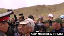 Кызыл-Омполдогу уран кенине каршы чогулгандар. 20-апрель, 2019-жыл. 