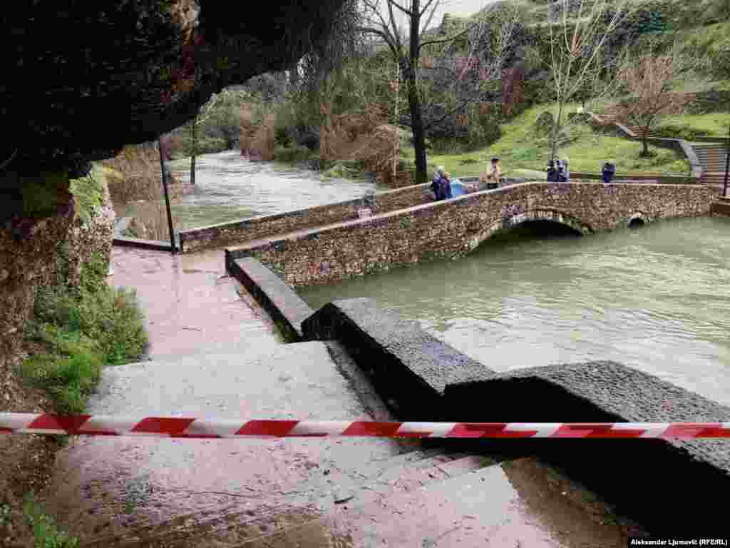 Na sastavcima Ribnice i Morače u centru Podgorice voda prijeti da poplavi most, Crna Gora , 20.januar 2023. 