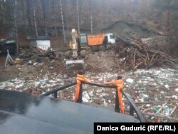 Radinici komunalnih preduzeća i ekolozi čamcima guraju otpad ka obali, vade ga bagerima i tovare u kamione.
