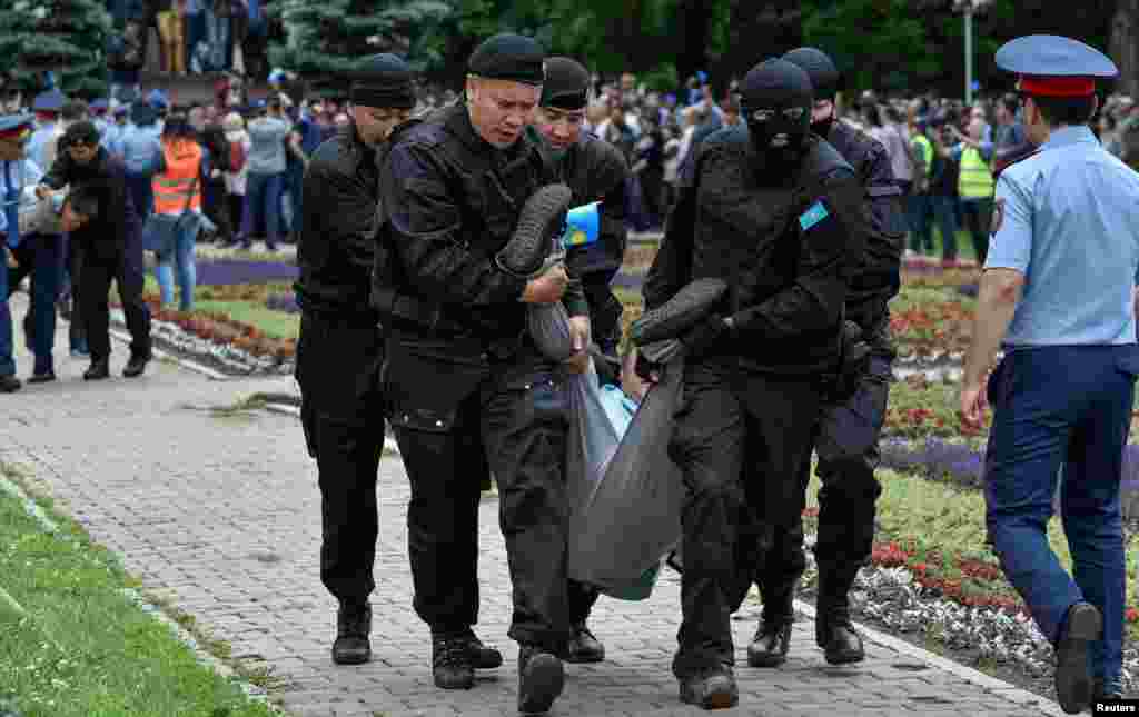 Момент задержания людей на площади Астана. Алматы, 9 июня 2019 года. 