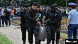 Задержания граждан полицией на площади Астана в Алматы 9 июня. Прошедшие 9 июня 2019 года досрочные выборы президента Казахстана, по оценке западных наблюдателей, сопровождались массовыми нарушениями и были омрачены задержаниями протестовавших.