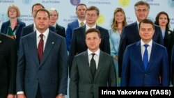 Президент України Володимир Зеленський (у центрі) та голова Верховної Ради Дмитро Разумков (п) на саміті «Кримської платформи», Київ, 23 серпня 2021 року