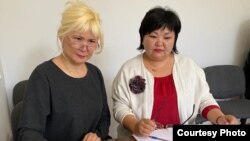 Подсудимая активистка Санавар Закирова (слева) и ее адвокат Жанара Балгабаева в рабочем кабинете адвоката на процессе по делу Закировой, которое рассматривает Медеуский районный суд в онлайн-режиме. Алматы, 20 мая 2020 года (фото из личного архива Жанары Балгабаевой).
