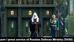 Московському патріарху Кирило і міністр оборони Росії Сергій Шойгу в головному храмі російських збройних сил у Підмосков’ї, 14 липня 2020 року