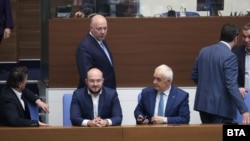 Премиерът Росен Желязков (горе в средата) заедно с министри от кабинета си по време на гласуването на втория вот на недоверие, 17 април 2025 г.
