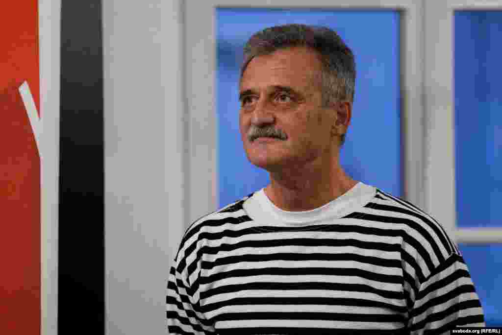 Вершы і малюнкі пра арыштанта «дзядзю Віцю», што ўвайшлі ў гэтую кнігу, журналіст напісаў і намаляваў на Валадарцы для ўнукаў Евы, Сафіі, Кастуся, Аляўціны ды Анатоля, але адтуль частка лістоў не дайшла на волю праз цэнзуру