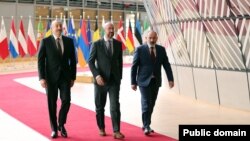 Ադրբեջանի նախագահ Իլհամ Ալիևը, Եվրոպական խորհրդի նախագահ Շառլ Միշելը և Հայաստանի վարչապետ Նիկոլ Փաշինյանը Բրյուսելում, 22-ը մայիսի 2022թ.