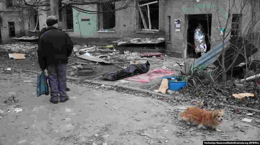 Песик загиблого не відходить від місця, де лежить тіло його господаря 