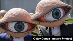 Protest în fața Guvernului împotriva proiectelor de lege privind securitatea națională. Protestul a avut loc în timp ce Serviciul Român de Informații își prezenta bilanțul pe anul 2021. 
