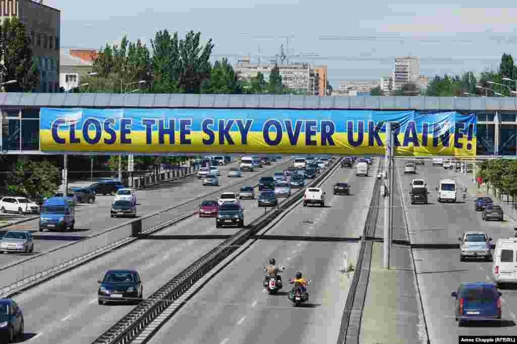 Баннер с призывом закрыть небо над Украиной. Надпись на английском языке размещена над автодорогой в Днепре 