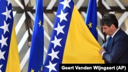 Zastave Bosne i Hercegovine pored zastava Evropske unije pred samit EU u Briselu, 23. jun 2022.