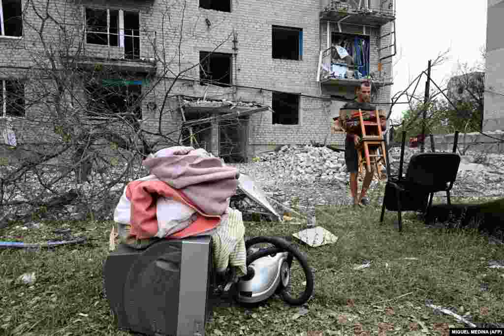 A resident salvages his belongings in Chasiv Yar on July 10.