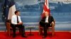 Francuski predsjednik Emanuel Makron (L) i britanski premijer Boris Džonson na sastanku na marginama G7 samita, dvorac Elmau, Njemačka, 26. juni 2022.