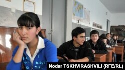 Все педагоги были трудоустроены в разные школы. Им охотно выделяли даже дополнительные часы, но со временем часы стали сокращать