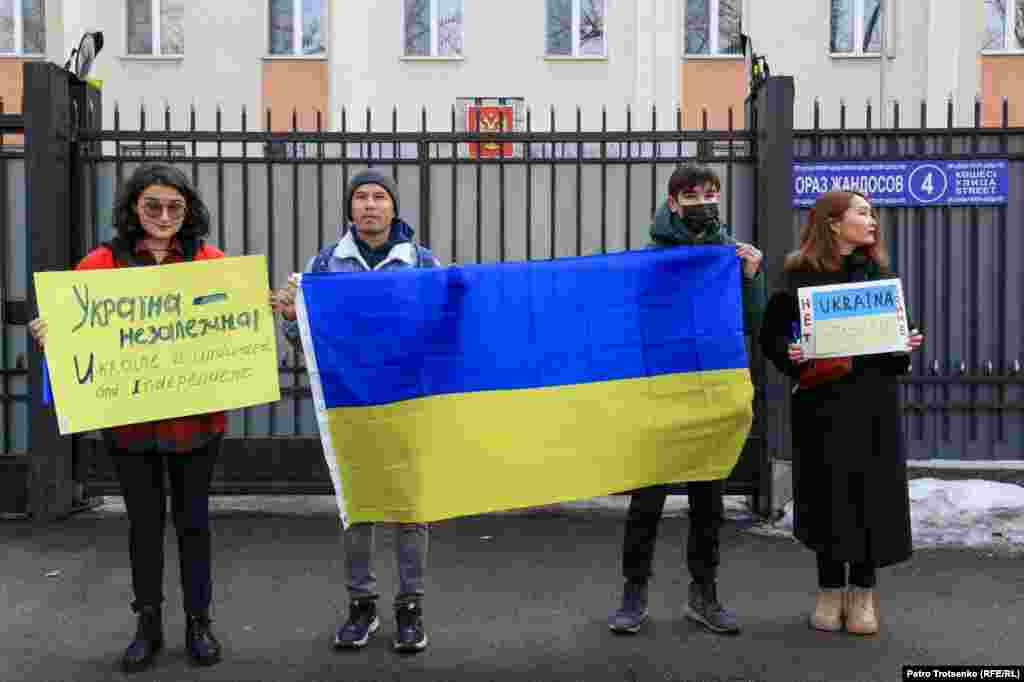 Самое начало акции: четверо активистов «Oyan, Qazaqstan» стоят у генерального консульства России. Ребята скандируют лозунги «Нет войне!», «Украина — не Россия!», «Руки прочь от Украины!». В ночь на 24 февраля Россия начала полномасштабное военное вторжение на территорию Украины. Артиллерия атаковала позиции украинских сил в Донбассе, ракетные и воздушные удары нанесены по военной инфраструктуре, аэродромам, средствам ПВО во многих частях страны