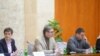 Predsednik Srbije Aleksandar Vučić (u sredini) sa premijerkom Anom Brnabić na sastanku vlade povodom situacije u Ukrajini