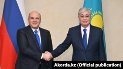 Михаил Мишустин (аз чап) ва Қосимҷомарт Тоқаев