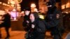 Полицаи задържат антивоенна демонстратка в Москва