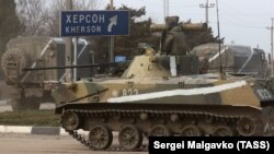 Тежка военна техника преминава през северната част на Кримския полуостров в ранните часове на 24 февруари