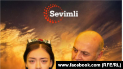 Кинематография агентлиги матбуот котиби Нозим Сафари Sevimli телеканалида намойиш этилган "Сабрия" ва "Дайди қизнинг дафтари" сериаллари агентлик буюртмаси асосида суратга олинмаганини Озодликка айтганди.