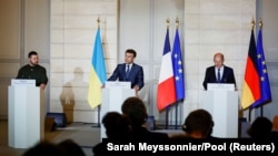 Президент України Володимир Зеленський (ліворуч), президент Франції Емманюель Макрон (посередині) і канцлер Німеччини Олаф Шольц під час спільної заяви. Париж, 8 лютого 2023 року 