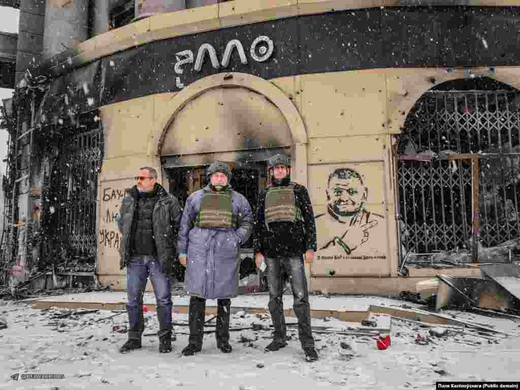 Прадстаўнікі руху «Вольная Беларусь» Зянон Пазьняк, Зьміцер Шчыгельскі і Павал Вусаў падчас наведваньня вызваленага ўкраінскага горада Бахмут. 30 студзеня 2023. Фота палка Каліноўскага