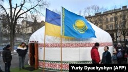 Украинанын батышындагы Львов шаарынын борборунда тигилген боз үй. 2023-жыл.