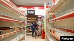 Ստեփանակերտի խանութներից մեկի դատարկ ցուցափեղկերը, 27-ը հունվարի, 2023թ․