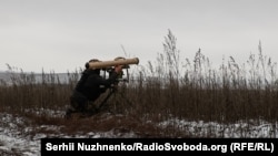Український військовий на лінії фронту в Донецькій області