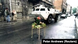 Francuski oklopni transporter UN-a pored ulaza u tržnicu Markale u Sarajevu 29. avgusta 1995., dan nakon što je minobacačka granata ubila 43 i ranila 84 ljudi