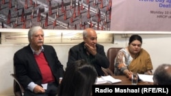 د پاکستان د بشري حقونو کمېشن مشران د سیمینار پر دریځ ناست دي. 