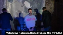 Сцена документальної вистави «Війна близько» російського Театр.DOC.
