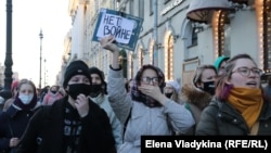 Antiratni protest u Sankt Peterburgu 27. februara 2022, tri dana posle početka invazije. U prvim nedeljama rata, više od 13.000 Rusa je privedeno širom zemlje.