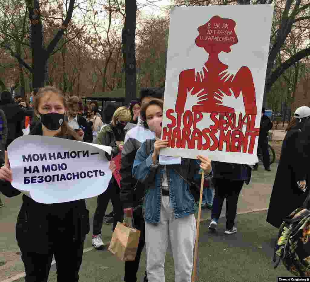 На марше многие держали плакаты с надписями на английском языке. Одна из них гласила: «Остановим сексуальное домогательство». 