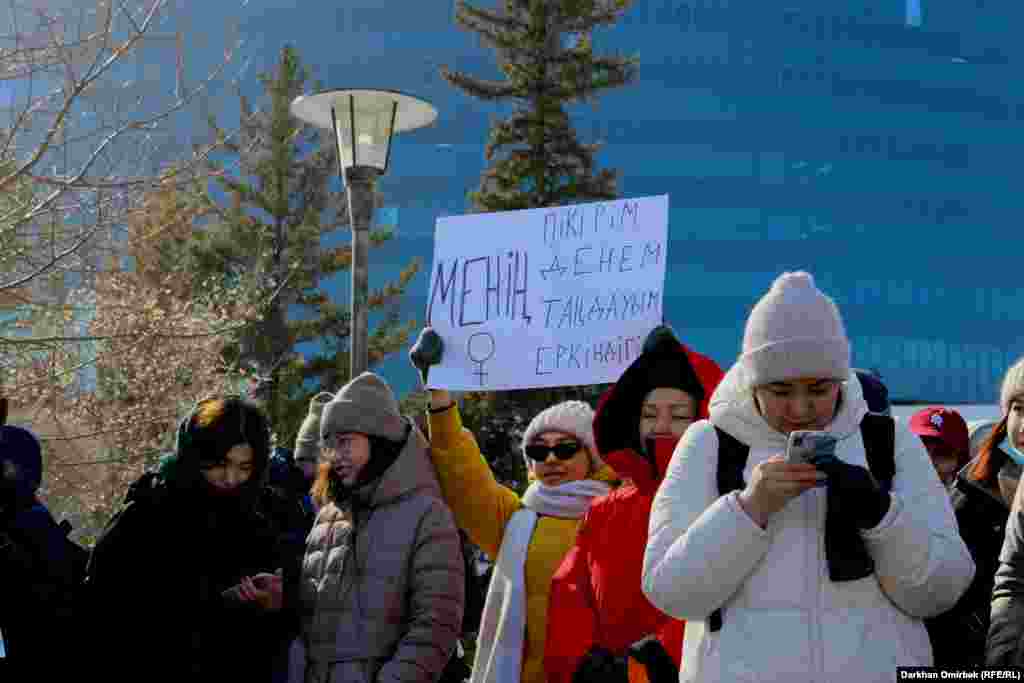 «Мое тело — мое дело» — частый лозунг феминистского движения в Казахстане. Он появился в период законодательных запретов на аборт в Европе 