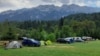 Tot mai mulți turiști aleg să își petreacă vacanțele cu rulota sau cortul, în camping sau undeva pe malul unui râu. Campingurile s-au înmulțit și ele, deși sunt încă departe de standardele occidentale. Glampingurile au luat însă avânt și sunt tot mai căutate de turiștii români.