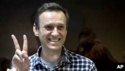 Navalny said in a string of tweets on September 8 that prison authorities had said he had "communicated with accomplices" and accused him of engaging in criminal activity from prison, revoking his attorney-client privilege as a result. (file photo)