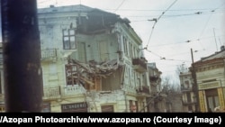 Clădire afectată de cutremurul din 4 martie 1977, ultimul seism din România care a provocat pagube majore. S-a soldat cu peste 1.570 de morți și 11.300 de răniți, iar aproximativ 35.000 de locuințe au fost grav avariate.