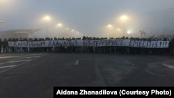 Протестующие на площади Республики с огромной растяжкой «Мы простой народ. Мы — не террористы». Алматы, 6 января 2022 года. Фото Айжаны Жанадиловой