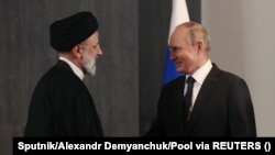 Президент Росії Володимир Путін тисне руку президенту Ірану Ебрагіму Раїсі, 15 вересня 2022 року