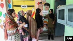 په لاهور کې یوشمېر ښځې د رایې کارونې مرکز ته ترننوتو مخکې په قطار کې ولاړي دي - پخوانی انځور.
