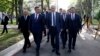 Президенты Кыргызстана и Казахстана Садыр Жапаров и Касым-Жомарт Токаев (на переднем плане). 26 мая 2022 года, Бишкек.