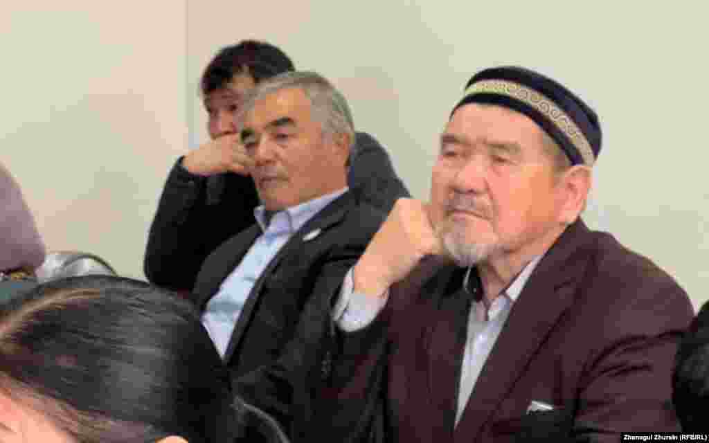 Активисты Каиргали Арыстангалиев (в центре) и Омирсерик Оразалин (справа) присутствуют в зале суда и наблюдают за процессом 