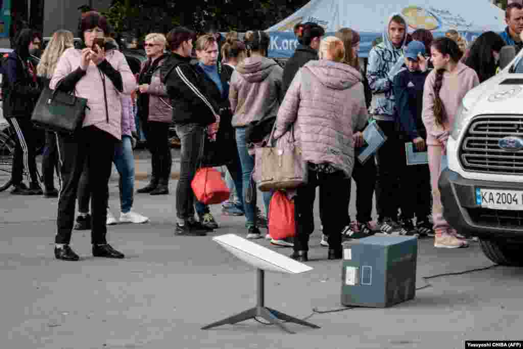 Terminal Starlink na stanici za izdavanje mobilnih pasoša u ukrajinskoj regiji Harkiv 29. septembra. Dok su ruski raketni napadi, napadi bespilotnim letjelicama i granatiranje energetske infrastrukture sve više i više ukrajinskih sela, mjesta i gradova ostavljali bez struje, Starlink terminali su vitalni za sposobnost Ukrajine da se poveže s vanjskim svijetom.