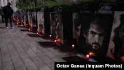 În fiecare an, pe 30 octombrie, tinerii care au murit în Colectiv sunt comemorați în fața clubului