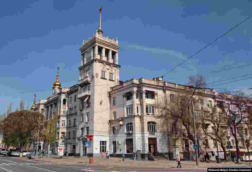 Jedna od dvije historijske &quot;kuće tornjevi&quot; u centru Mariupolja, snimljene u maju&nbsp; 2021. Ruska vojska iskrcava oklopno vozilo u blizini kuće sa tornjem iz Staljinove ere, april 2022.&nbsp;