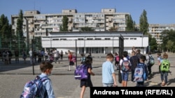 Anul școlar viitor, elevii vor avea o săptămână de vacanță în luna februarie, stabilită de inspectoratele școlare în acord cu școlile. 