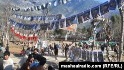 په بونېر کې خلک د رایې اچولو لپاره انتظار کوي