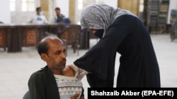 اسد عمر وايي، ۲۰۲۱ز کال لپاره يې د اووه کروړه کسانو واکسينولو هدف پورا کړو. انځور له ارشيفه