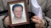 Портрет на Сергей Магнитски в ръцете на майка му Наталия